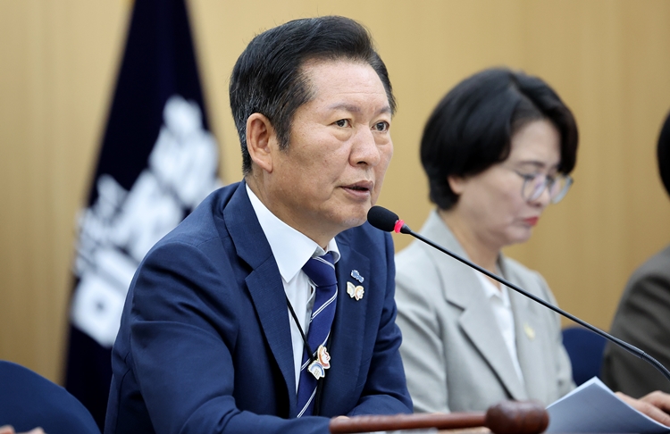 정청래 더불어민주당 대표가 20일 경북 경주시 경주화백컨벤션센터(하이코·HICO)에서 열린 제150차 경북 현장 최고위원회의에서 발언하고 있다. / 뉴시스