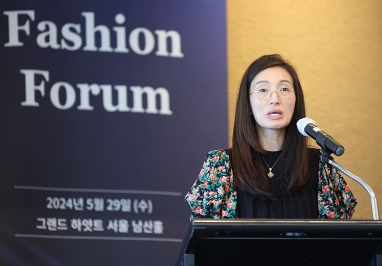 성래은 영원무역그룹 부회장은 올해 상반기 영원무역 및 영원무역홀딩스에서만 62억100만원의 보수를 수령했다. / 뉴시스