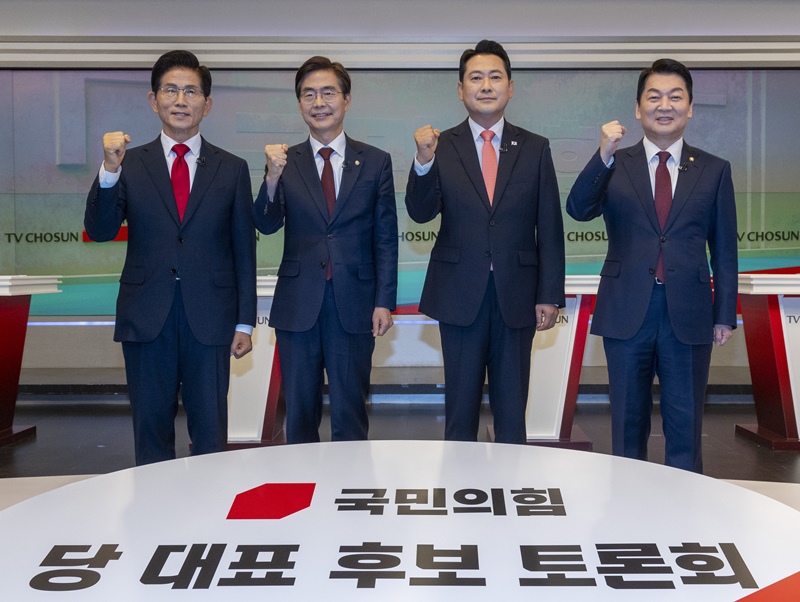 국민의힘 김문수(왼쪽부터), 조경태, 장동혁, 안철수 당 대표 후보가 19일 오후 서울 중구 TV조선 스튜디오에서 열린 ‘당 대표 후보자 TV토론회’ 에 참석해 포즈를 취하고 있다. / 뉴시스