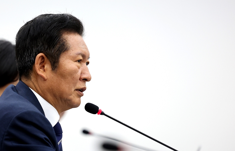 정청래 더불어민주당 대표가 공언한 ‘추석 전 검찰개혁’이 성사될 수 있을지 정치권의 관심이 쏠린다. 사진은 정 대표가 20일 경북 경주시에서 열린 현장 최고위원회의에서 발언하고 있는 모습. / 뉴시스