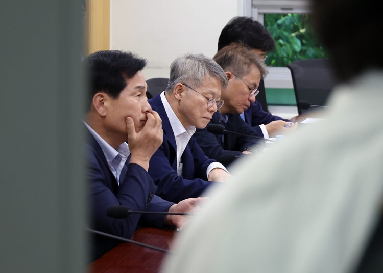 더불어민주당 내에서 검찰개혁 입법 완료 시기를 두고 미묘한 입장차가 나오고 있다. 사진은 민형배 국민주권 검찰 정상화 특위 위원장이 20일 오후 서울 여의도 국회 의원회관에서 열린 검찰개혁 관련 비공개 당정협의회에서 자료를 검토하고 있는 모습. / 뉴시스