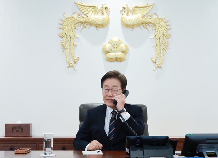 이재명 대통령이 지난 6월 9일 서울 용산구 대통령실 청사 집무실에서 이시바 시게루 일본 총리와 전화 통화를 위해 수화기를 들고 있다. / 뉴시스