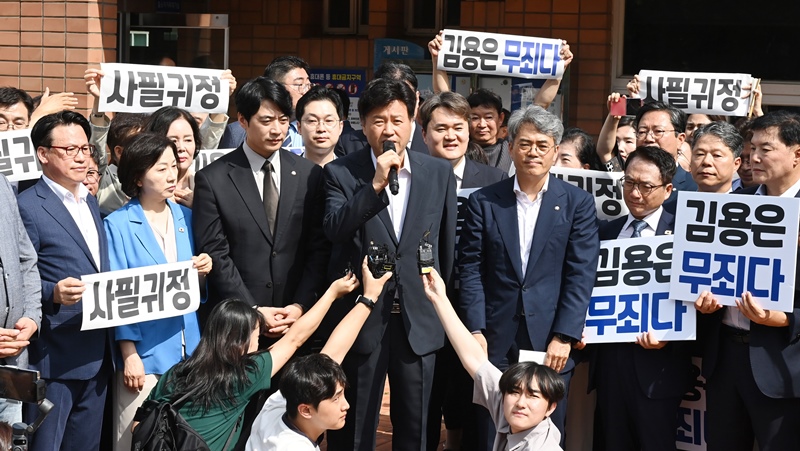 정치자금법위반·특정범죄 가중처벌법상 뇌물 혐의로 기소된 김용 전 민주연구원 부원장이 20일 경기 화성시 마도면 화성직업훈련교도소에서 보석 석방돼 취재진에게 입장을 밝히고 있다. / 뉴시스 