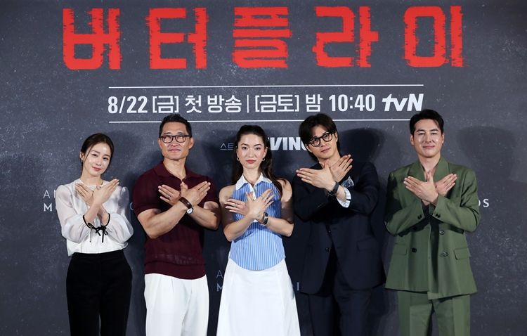 아마존 스튜디오가 제작한 ‘버터플라이’가 국내 시청자 공략에 나선다. 작품에 참여한 (왼쪽부터)김태희·대니얼 대 킴·레이나 하디스티·김지훈·션 리차드. / 뉴시스