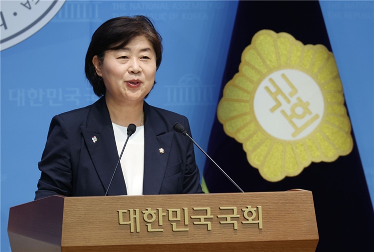 서영교 국회의원(더불어민주당, 서울 중랑갑)이 21일, ‘김건희와 명태균·건진법사 관련 국정농단 및 불법 선거개입 사건 등 진상규명을 위한 특별검사 임명 등에 관한 법률 일부개정법률안’을 대표 발의했다. / 서영교 의원실