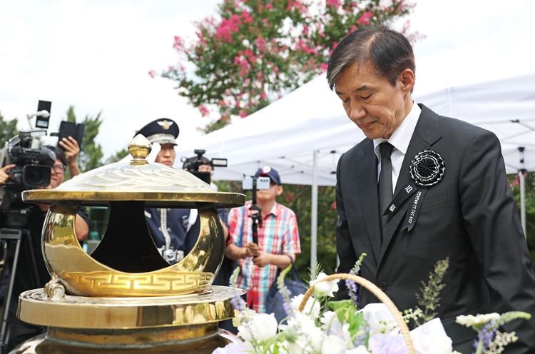 조국 전 조국혁신당 대표가 김대중 전 대통령 서거 16주기인 18일 서울 동작구 국립서울현충원 김 전 대통령 묘역에서 참배하고 있다. (공동취재) / 뉴시스