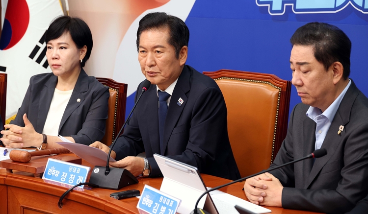 정청래 더불어민주당 대표가 22일 오전 서울 여의도 국회에서 열린 최고위원회의에서 발언을 하고 있다. / 뉴시스
