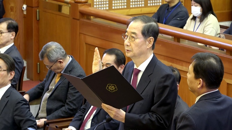 사진은 한덕수 당시 국무총리가 지난 2월 20일 서울 종로구 헌법재판소에서 열린 윤석열 대통령 탄핵 심판 10차 변론에 증인으로 출석해 선서하고 있는 모습. 이날 한 전 총리는 “(12.3) 비상계엄 선포문이 제 양복 뒷주머니에 있다는 사실을 나중에야 알았다”고 진술했다. / 뉴시스 