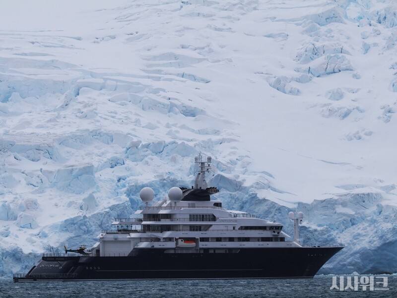 지난해 12월 20일 남극세종과학기지 인근 마리안 소만 앞바다에 'OCTOPUS'라고 적힌 배가 나타났다. 'OCTOPUS'는 마이크로스프트 공동창업자인 폴 앨런 소유로 알려진 력셔리 메가 요트로, 남극과 북극 등 탐험에 사용된 적이 있는 것으로 알려져 있다. / 사진=남극특별취재팀