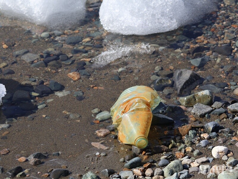 사진은 올해 1월 남극세종과학기지 인근에 위치한 마리안 소만 앞바다에서 플라스틱병이 떠내려온 모습을 포착한 것이다. / 사진=남극특별취재팀