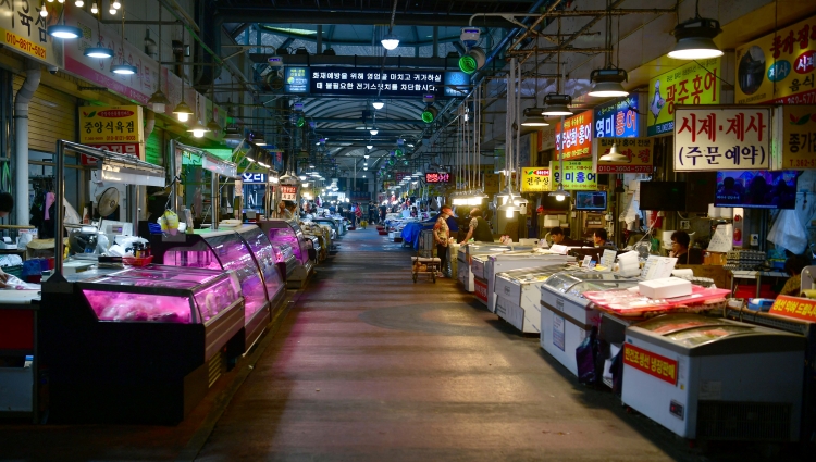 중소벤처기업부는 오는 24일부터 12월 31일까지 특별재난지역 49곳의 취약상권을 대상으로 디지털 온누리상품권 환급 행사를 추진한다고 밝혔다. 사진은 이해를 돕기 위한 것으로, 기사의 특정내용과 무관함. / 뉴시스