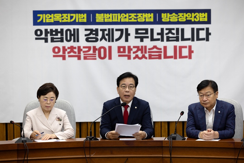 송언석 국민의힘 비상대책위원장 겸 원내대표가 22일 오전 서울 여의도 국회에서 열린 원내대책회의에서 발언하고 있다. / 뉴시스