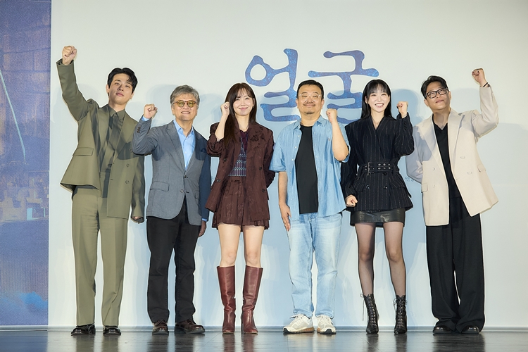영화 ‘얼굴’이 관객과 만날 준비를 마쳤다. (왼쪽부터) 박정민·권해효·신현빈·연상호 감독·한지현·임성재. / 플러스엠 엔터테인먼트 
