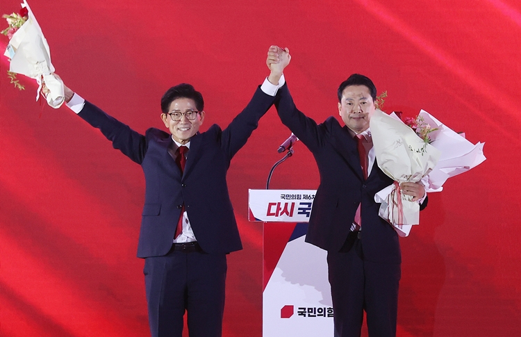 국민의힘 김문수, 장동혁 당대표 후보가 22일 충북 청주오스코에서 열린 국민의힘 제6차 전당대회에서 최후 2인 선출 후 각각 인사말을 마친 뒤 지지자들과 인사하고 있다. (공동취재) / 뉴시스