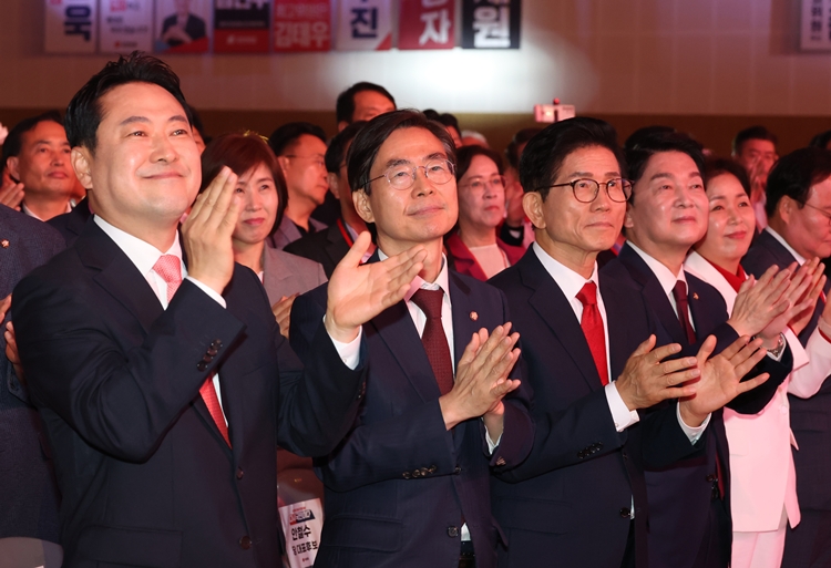 국민의힘 장동혁, 조경태, 김문수, 안철수 대표 후보가 22일 충북 청주오스코에서 열린 국민의힘 제6차 전당대회에서 박수치고 있다. / 뉴시스