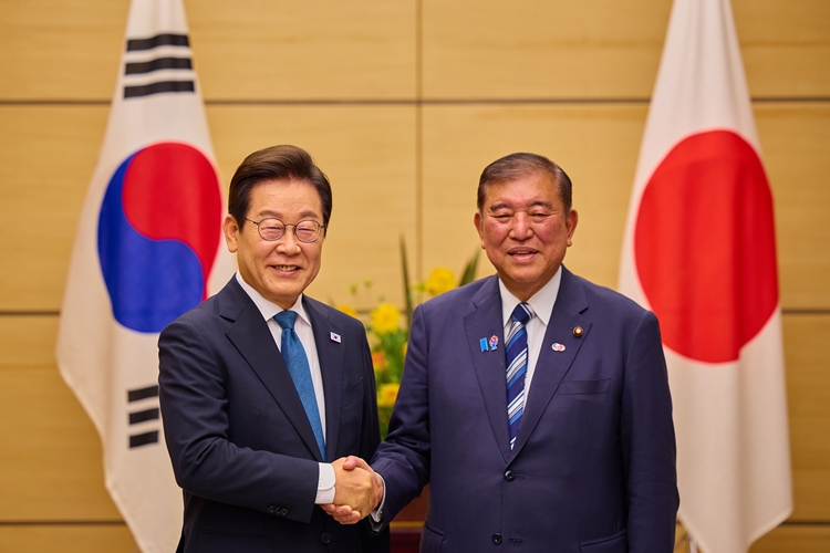 이재명 대통령과 이시바 시게루 일본 총리가 23일(현지 시간) 일본 도쿄 총리 관저에서 한일 소인수 정상회담 기념촬영을 하고 있다. (공동취재) / 뉴시스