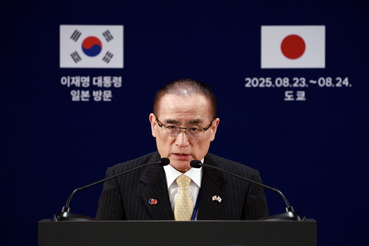 위성락 국가안보실장이 24일(현지 시간) 일본 도쿄 한 호텔에 마련된 프레스센터에서 이재명 대통령의 한일 정상회담 관련 브리핑을 하고 있다. / 뉴시스