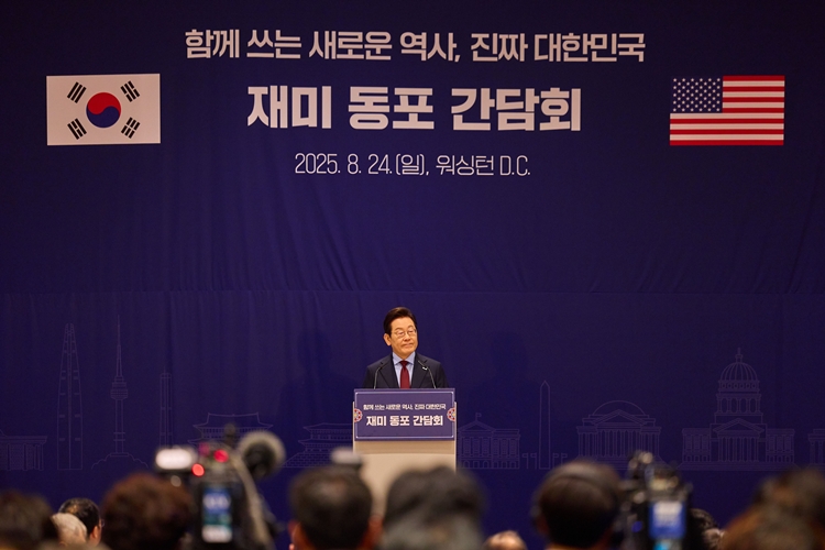 이재명 대통령과 김혜경 여사가 24일(현지 시간) 미국 워싱턴DC의 한 호텔에서 열린 재미동포 만찬 간담회에서 인사말을 하고 있다. (공동취재) / 뉴시스