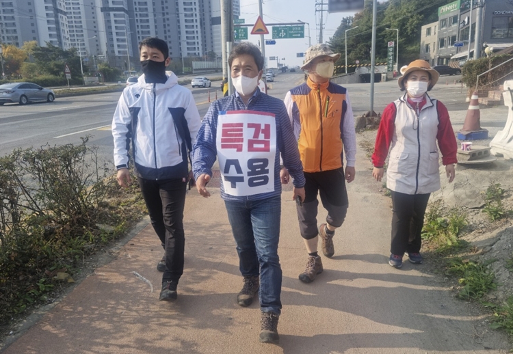 이학재 사장은 윤석열 전 대통령 캠프에서 정무특보를 맡았을 당시 성남시 대장동에서 청와대까지 걸어가며 ‘대장동 게이트 특검’을 촉구하는 1인 시위를 한 바 있다. / 뉴시스
