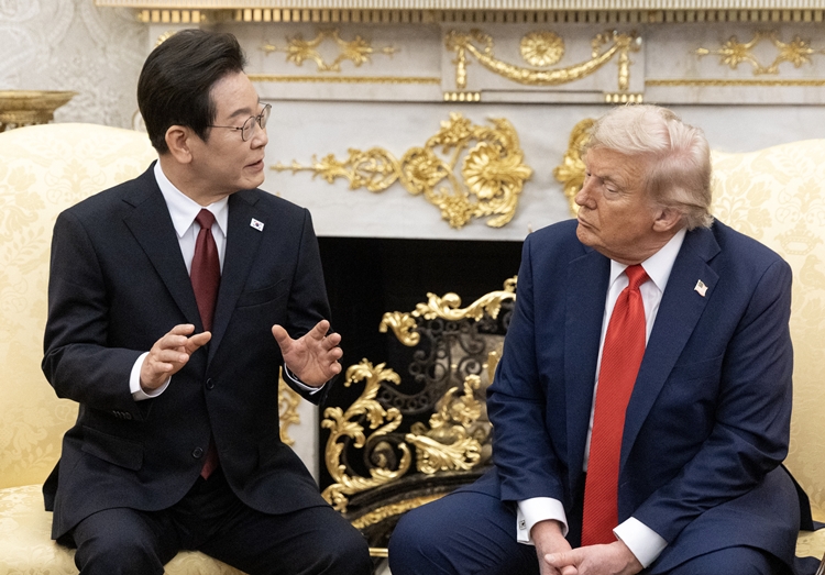 이재명 대통령과 도널드 트럼프 미국 대통령이 25일(현지 시간) 미국 워싱턴DC 백악관에서 한미 정상회담을 하고 있다. / 뉴시스