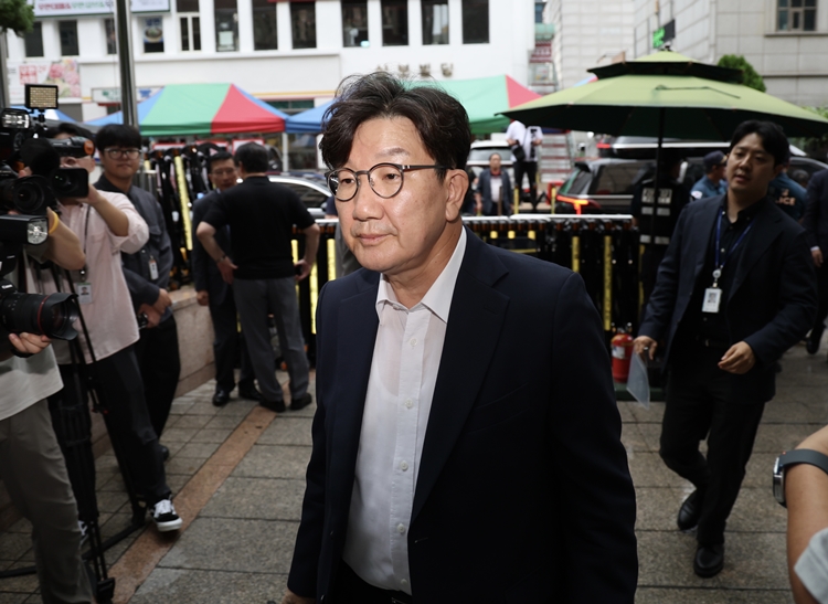 김건희 특검팀(특별검사 민중기)이 오는 27일 불법 정치자금 수수 의혹을 받는 권성동 국민의힘 의원을 소환해 조사한다. 사진은 권 의원이 지난 14일 오전 서울 여의도 중앙당사에서 열린 긴급의원총회에 참석하고 있는 모습. / 뉴시스