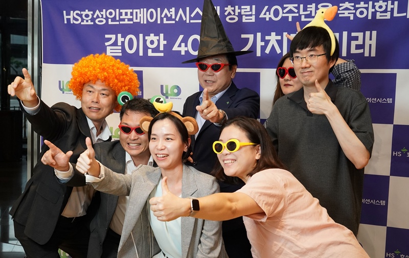 사진은 양정규 대표와 임직원들이 포토부스 이벤트를 즐기고 있는 모습 / HS효성인포메이션시스템