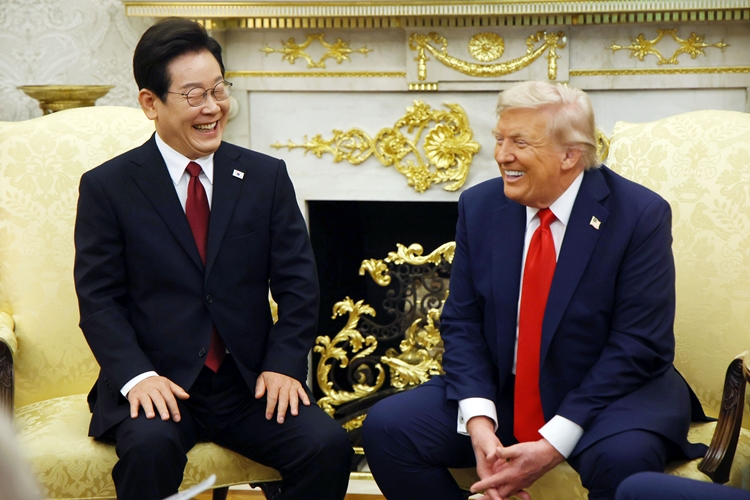 이재명 대통령과 도널드 트럼프 미국 대통령이 25일(현지 시간) 미국 워싱턴DC 백악관에서 한미 정상회담 중 밝게 웃고 있다. / 뉴시스
