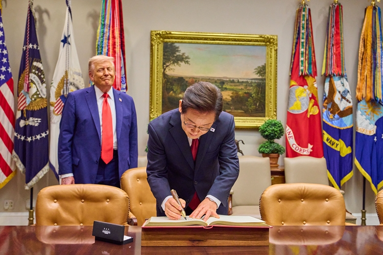 이재명 대통령이 25일(현지 시간) 미국 워싱턴DC 백악관에서 방명록을 작성하고 있다. (공동취재) / 뉴시스