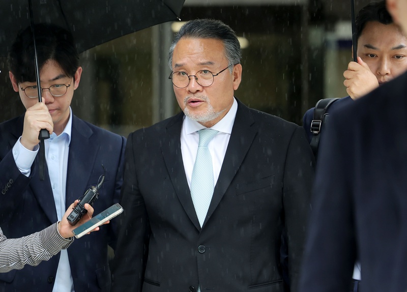 이일준 삼부토건 회장이 지난달 17일 오후 서울 서초구 서울중앙지방법원에서 열린 구속 전 피의자 심문에 출석한 뒤 법원을 나서고 있는 모습이다. / 뉴시스 