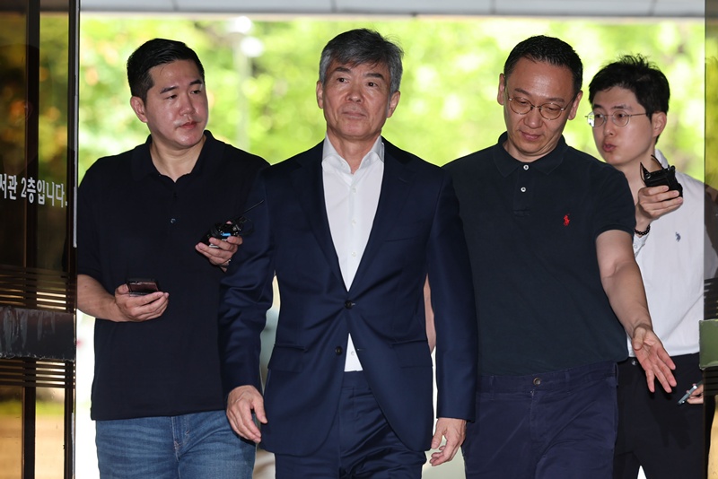 김건희 씨의 최측근이자 계좌를 관리한 인물로 알려진 이종호 전 블랙펄인베스트먼트 대표가 5일 오전 서울 서초구 서울중앙지법에서 열린 구속 전 피의자심문(영장실질심사)에 출석하고 있는 모습이다. / 뉴시스