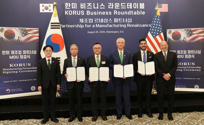 25일(현지시각) 미국 워싱턴 D.C.에서 ‘한미 비즈니스 라운드 테이블’ 직후 진행된 SMR 사업협력을 위한 양해각서(MOU) 체결식에서 참석자들이 기념촬영을 하고 있다. 왼쪽부터 김정관 산업통상자원부 장관, 박지원 두산에너빌리티 회장, 황주호 한수원 사장, 클레이 셀(Clay Sell) 엑스-에너지 CEO, 섀넌 켈로그(Shannon Kellogg) AWS 부사장, 하워드 러트닉(Howard Lutnick) 미국 상무부 장관. / 두산에너빌리티