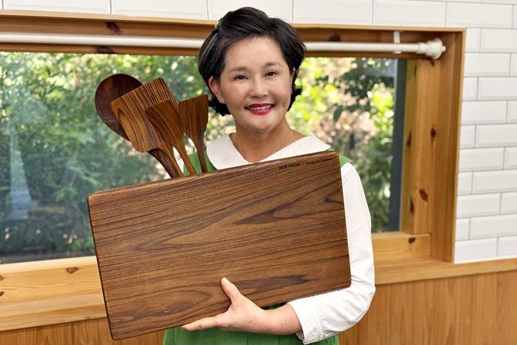 롯데홈쇼핑은 오는 31일 94만 구독자를 보유한 요리 유튜브 채널 ‘영자씨의 부엌’에서 첫 주방 자체 브랜드 ‘블루쿠샤’를 론칭한다. 사진은 94만 요리 유튜버 영자 씨가 롯데홈쇼핑 주방 자체 브랜드 '블루쿠샤'를 소개하고 있는 모습. / 롯데홈쇼핑