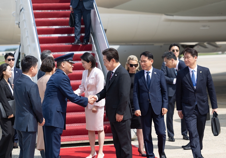 한미 정상회담을 위해 미국을 방문한 이재명 대통령과 김혜경 여사가 24일(현지 시간) 워싱턴DC 앤드루스 공군기지에 도착해 조슈아 킴 대령과 악수하고 있다. (공동취재) / 뉴시스