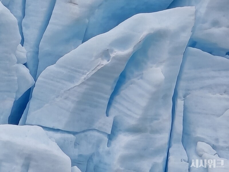 27일 극지연구소(KOPRI)는 남극장보고과학기지 인근 ‘스틱스(Styx) 빙하’ 아래서 확보한 미생물을 공개했다. 이 미생물들은 수백, 수천 년 이상 시간 동안 남극 빙하 아래 잠들어 있던 것들로 일부에서 인체 감염 가능성이 확인됐다. 사진은 남극세종과학지 인근 콜린스만에서 촬영한 남극 빙하의 모습./ 사진=남극특별취재팀