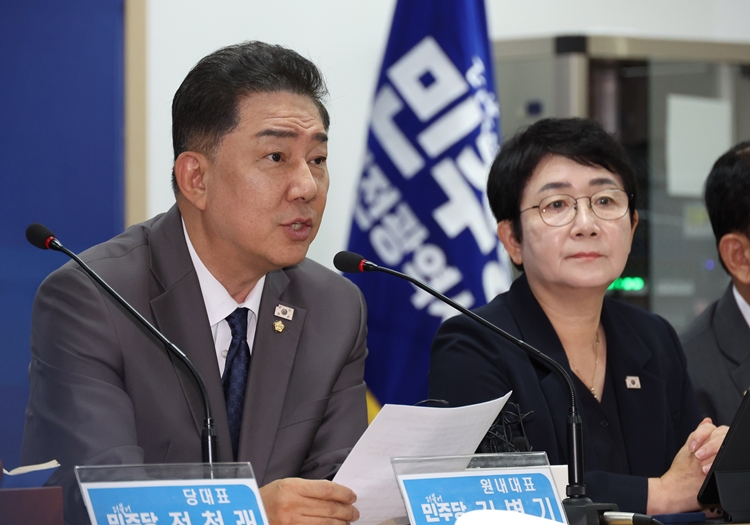 김병기 더불어민주당 원내대표가 27일 오전 대전 중구 시당 대회의실에서 열린 현장최고위원회의에서 발언하고 있다. / 뉴시스