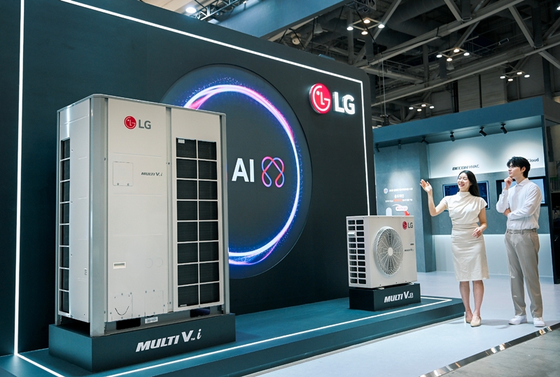 LG전자는 ‘AI기반 고효율 HVAC(냉난방공조)’ 솔루션을 선보였다. 약 270㎡ 규모의 부스에 주거·공공·상업 시설 맞춤형 HVAC 솔루션을 체험하는 공간을 구성했다./ LG전자