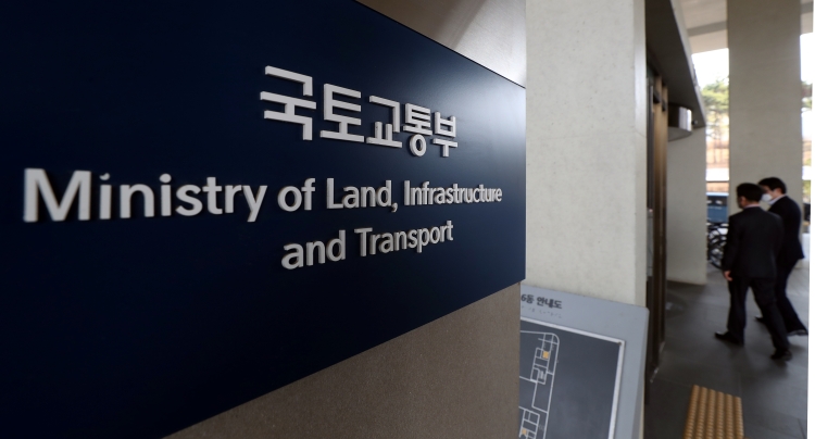 국토부가 운수권배분 규칙과 관련해 ‘사망사고가 발생한 항공사는 사고가 발생한 날로부터 1년간 운수권 배분을 제한’하는 내용을 포함하는 일부개정안을 입법예고 했으나 아직까지 개정은 이뤄지지 않았다. / 뉴시스