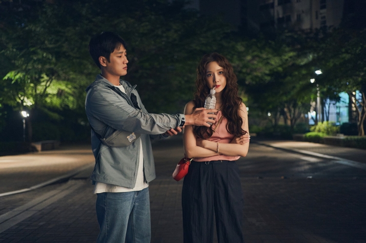 신선한 케미스트리를 보여준 안보현(왼쪽)과 임윤아. / CJ ENM