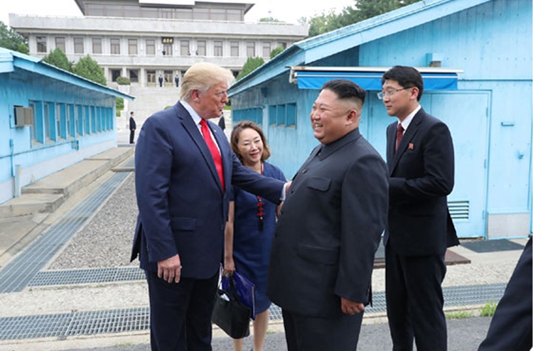 북한 노동신문은 김정은 국무위원장이 지난달 30일 판문점 남측지역에서 도널드 트럼프 미국 대통령과 회동했다고 지난 2019년 7월 1일 보도했다. (출처=노동신문) / 뉴시스