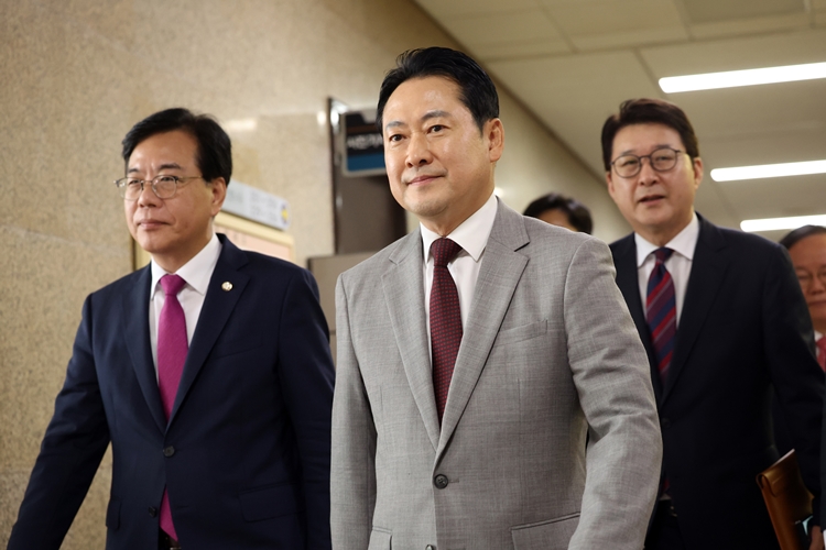 국민의힘의 장동혁 대표 체제가 27일 공식 출범한 가운데, 장 대표의 첫 일성은 당의 ‘통합’이었다. 사진은 장 대표와 송언석 원내대표를 비롯한 최고위원들이 이날 국회에서 최고위원회의에 참석하기 위해 이동하고 있는 모습. / 뉴시스