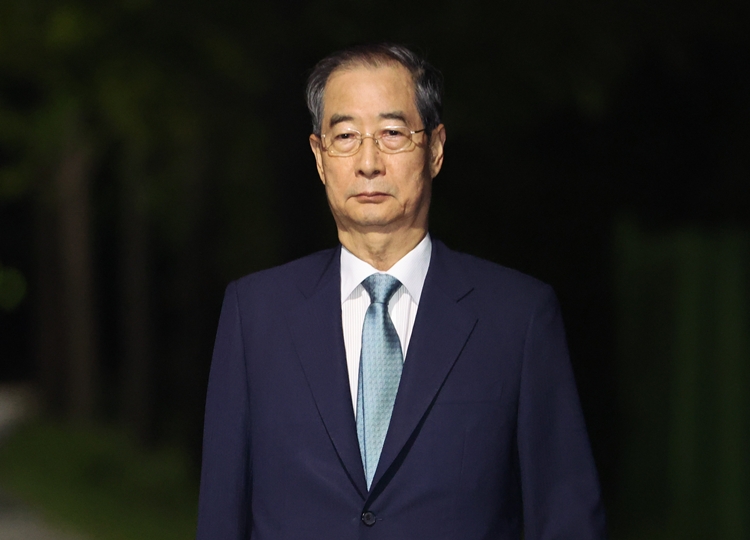 12·3 비상계엄 관련 내란 행위 방조 혐의 등을 받는 한덕수 전 국무총리가 27일 경기 의왕시 서울구치소에서 구속 전 피의자 심문(영장실질심사)이 기각되자 구치소를 나서고 있다. / 뉴시스