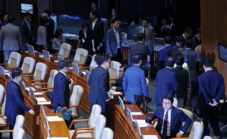 국민의힘 의원들이 지난 27일 국회에서 본회의에서 국민의힘 추천 몫 국가인권위원회(인권위) 위원 선출안이 부결되자 항의하며 본회의장을 나가고 있다. / 뉴시스