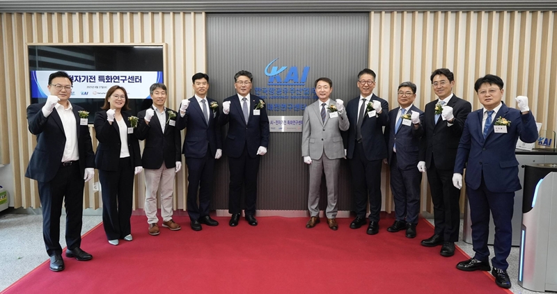 KAI(한국항공우주산업)는 28일 한국과학기술원(KAIST) 본원 내 ‘AI-전자기전 특화연구센터’를 설립한다고 밝혔다. 이 센터에서 KAI는 국내 방산전자 선도기업인 ‘한화시스템’, 국방 AI 전문기업 ‘펀진’과 미래 국방역량의 핵심이 될 전자기전 기술 고도화에 나설 예정이다./ KAI