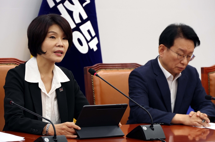 한정애 더불어민주당 정책위의장이 28일 오전 국회에서 열린 정책조정회의에서 발언을 하고 있다. / 뉴시스