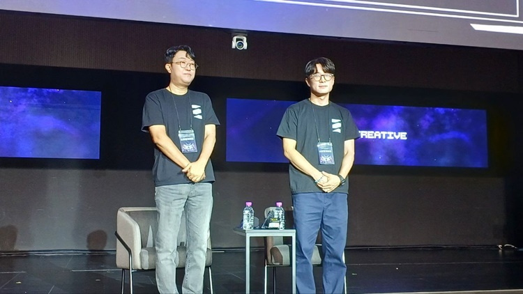 사진은 (왼쪽부터) 김형석 슈퍼크리에이티브 PD, 김주형 스마일게이트 사업실장이 기자간담회에 참석한 모습. / 조윤찬 기자