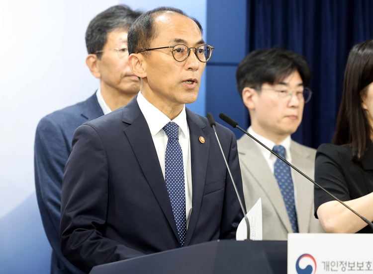 .28일 개인정보보호위원회가 ‘개인정보보호법’ 위반 이유로 SKT에 과징금 1,347억9,100만원, 과태료 960만원을 부과하는 제재처분을 의결했다고 밝혔다. 사진은고학수 개인정보보호위원회 위원장이 28일 오전 서울 종로구 정부서울청사에서 SKT 개인정보 유출사고 제재처분 의결 관련 브리핑을 하고 있는 모습. / 뉴시스