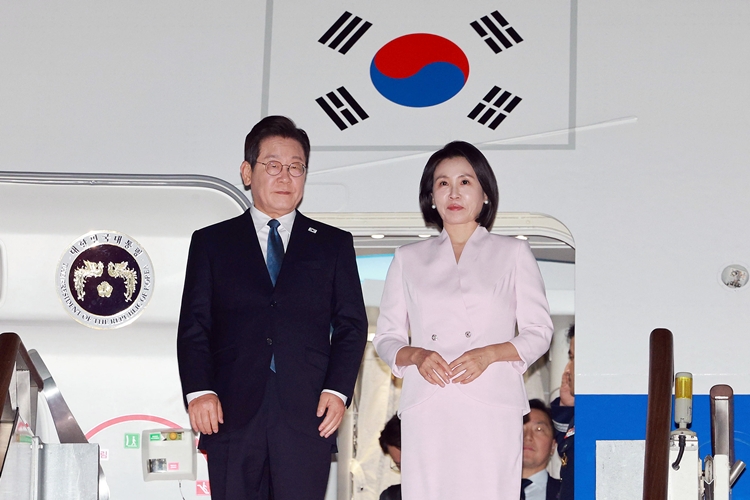 이재명 대통령과 김혜경 여사가 지난 28일 일본·미국 순방 일정을 마치고 경기 성남 서울공항에 도착하고 있다. / 뉴시스