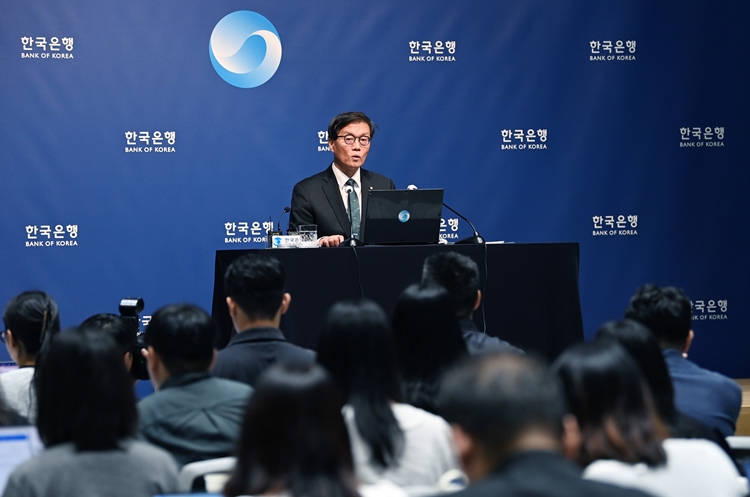 이창용 한국은행 총재가 28일 서울 중구 한국은행에서 8월 통화정책방향 관련 기자간담회를 하고 있다. / 뉴시스·사진공동취재단