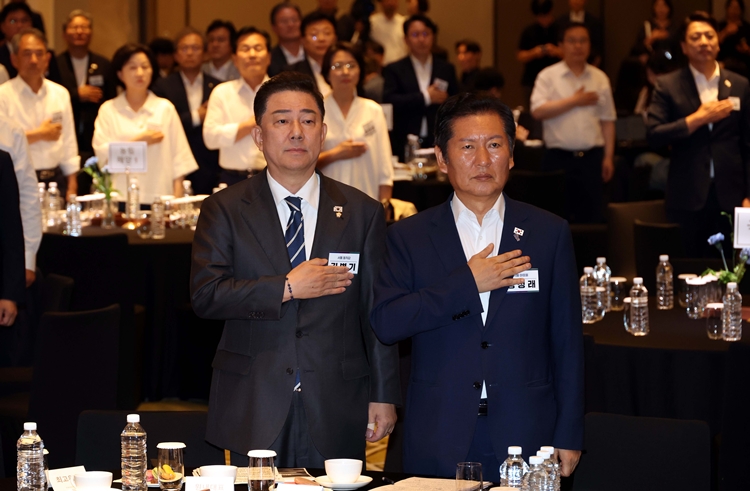 정청래 더불어민주당 대표와 김병기 원내대표를 비롯한 의원들이 28일 인천 중구 파라다이스시티 컨벤션센터 그랜드볼룸에서 열린 2025년 정기국회 대비 민주당 국회의원 워크숍에서 국민의례를 하고 있다. / 뉴시스