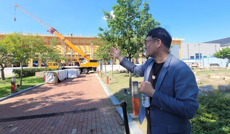 박장호 경북도 APEC준비지원단 의전홍보과 과장이 만찬장 조성 공사 진행 사항에 대해 설명하고 있다. / 뉴시스 